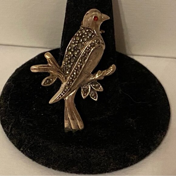 BROOCH PIN STERLING SILVER 925 MARCASITE BIRD ON BRANCH RED EYE 4g - Picture 1 of 9